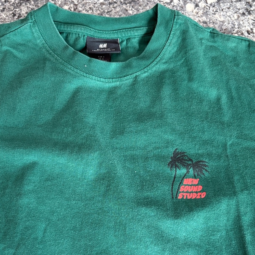 ☘️H&M Green Tee with Palm Design